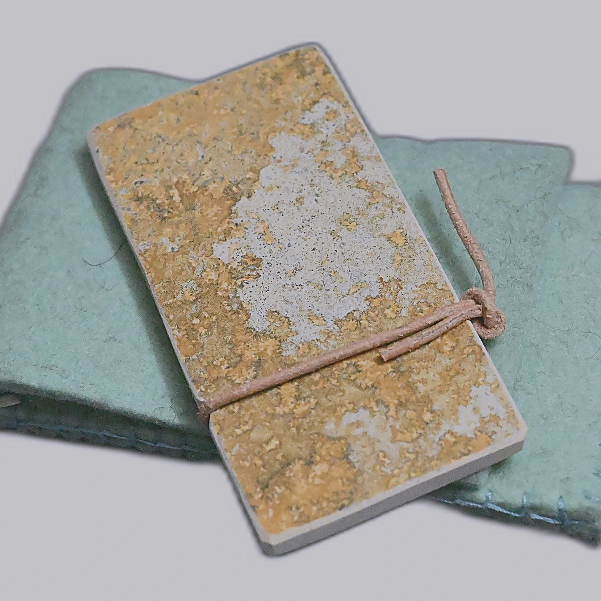 Blattetui Candra Naturstein und Filz